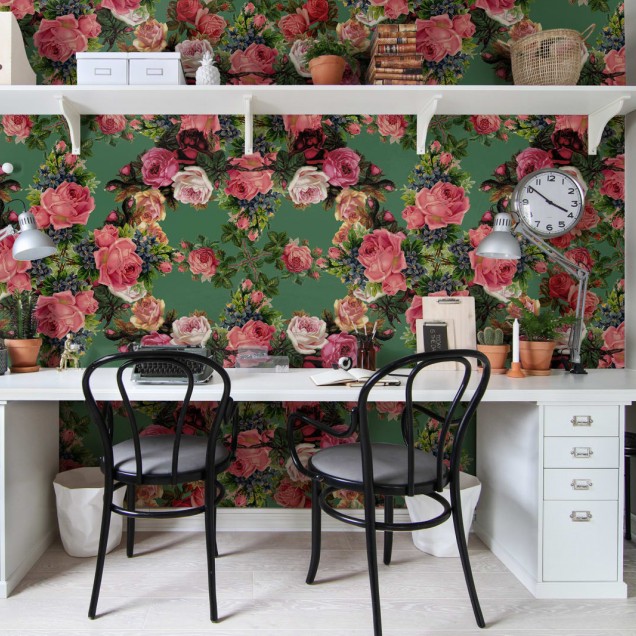 Tapet cu flori delicate și vibrante, cu o notă de vintage, ideal pentru a adăuga o atmosferă romantică oricărei camere.
