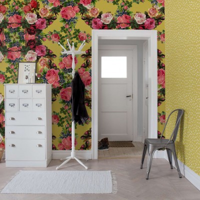 Foto tapet Floral Frida cu trandafiri roz și roșii pe un fundal galben vibrant