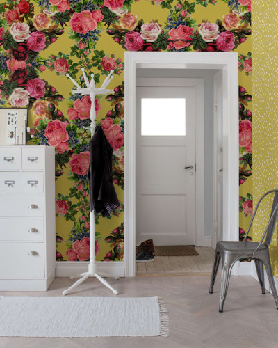Foto tapet Floral Frida cu trandafiri roz și roșii pe un fundal galben vibrant