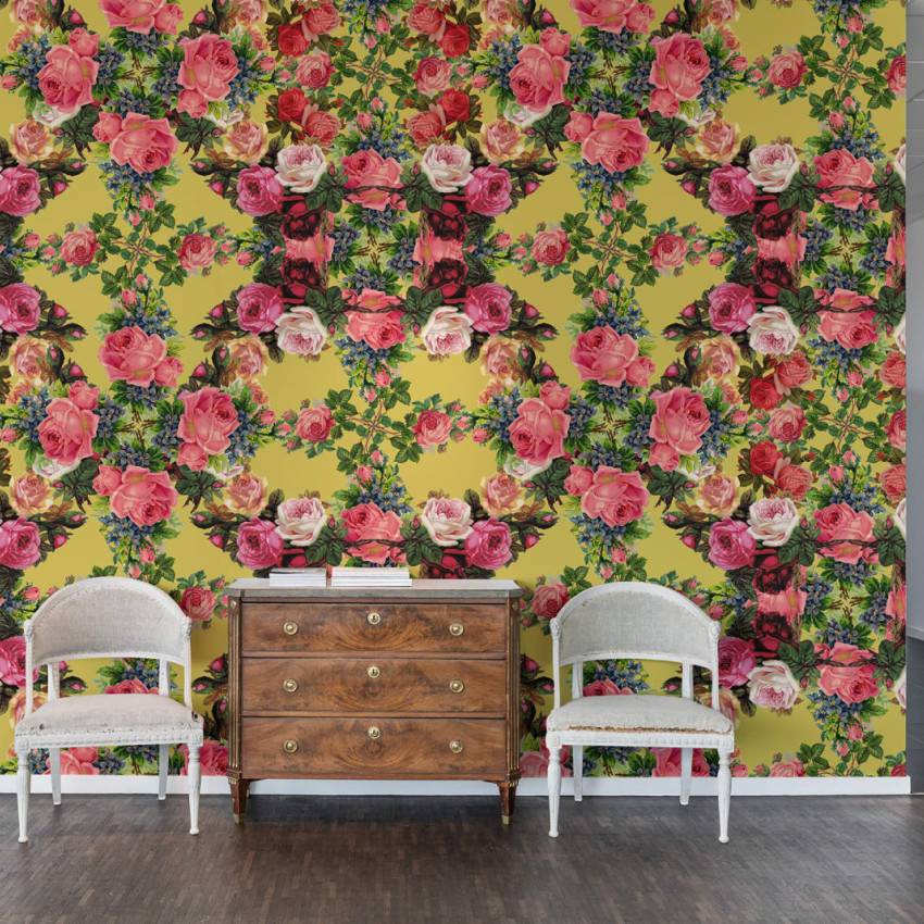 Tapet cu flori delicate și vibrante, cu o notă de vintage, ideal pentru a adăuga o atmosferă romantică oricărei camere.