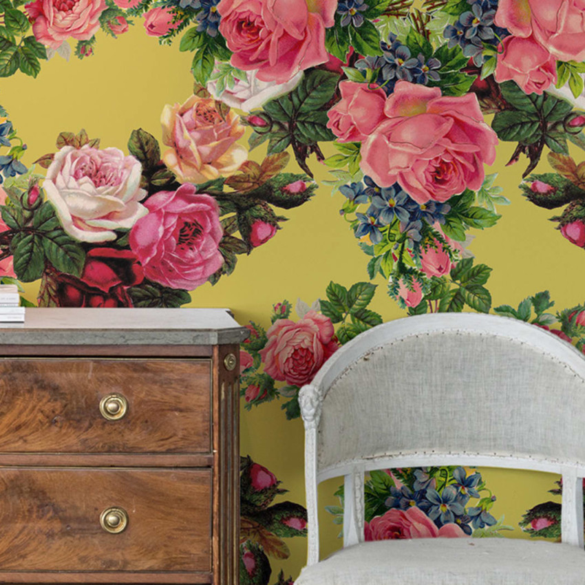 Tapet cu flori delicate și vibrante, cu o notă de vintage, ideal pentru a adăuga o atmosferă romantică oricărei camere.