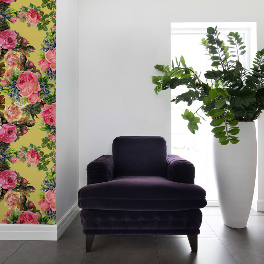 Tapet cu flori delicate și vibrante, cu o notă de vintage, ideal pentru a adăuga o atmosferă romantică oricărei camere.