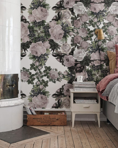 Tapet floral cu design vintage, cu trandafiri mari in nuante de roz și alb, perfect pentru dormitor, sufragerie sau hol.