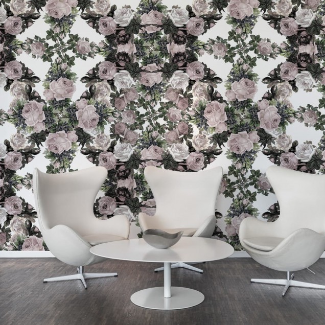 Tapet floral cu design vintage, cu trandafiri mari in nuante de roz și alb, perfect pentru dormitor, sufragerie sau hol.