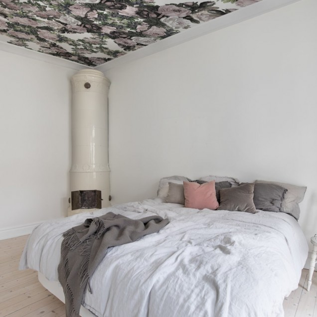 Tapet floral cu design vintage, cu trandafiri mari in nuante de roz și alb, perfect pentru dormitor, sufragerie sau hol.