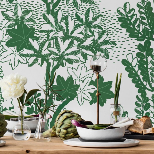 Tapet Eden Verde cu un model de flori și frunze, inspirat de natură.