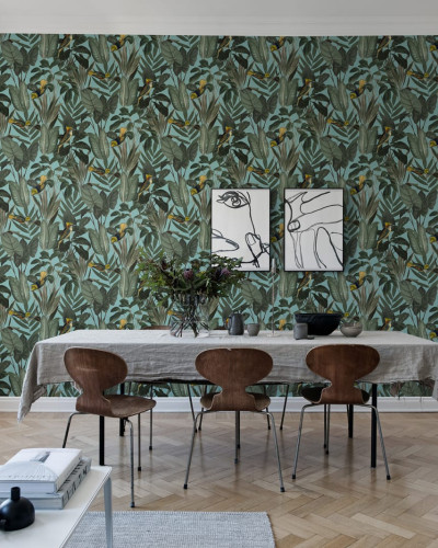 Tapet cu păsări galbene și frunze tropicale într-o cameră cu un dining set.