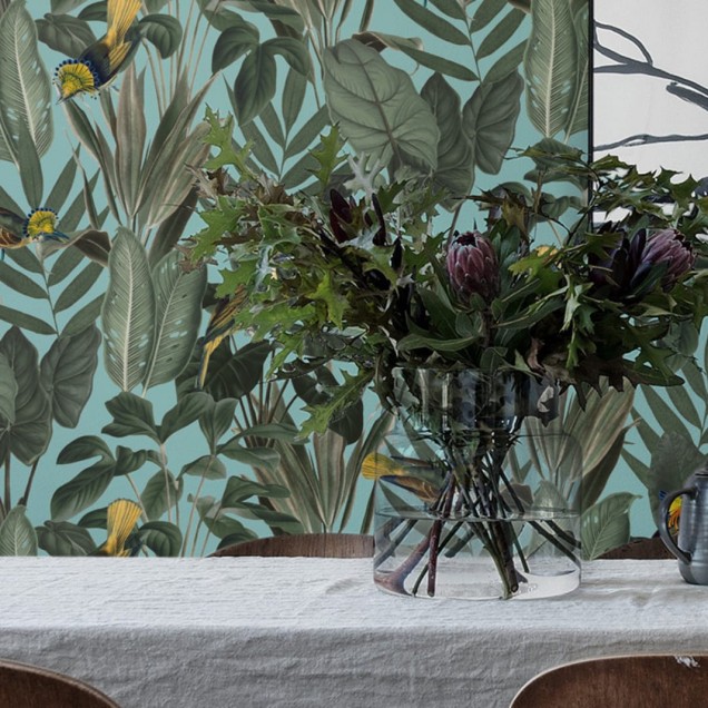 Tapet cu păsări galbene și frunze tropicale într-o cameră cu un dining set.