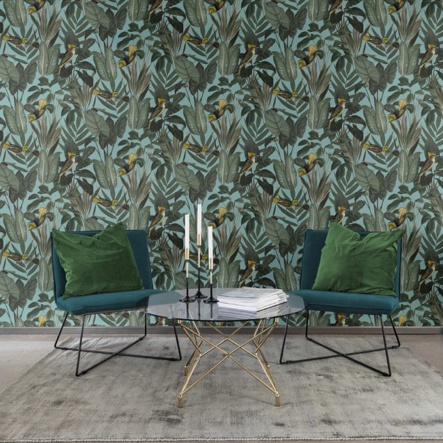 Tapet cu păsări galbene și frunze tropicale într-o cameră cu un dining set.