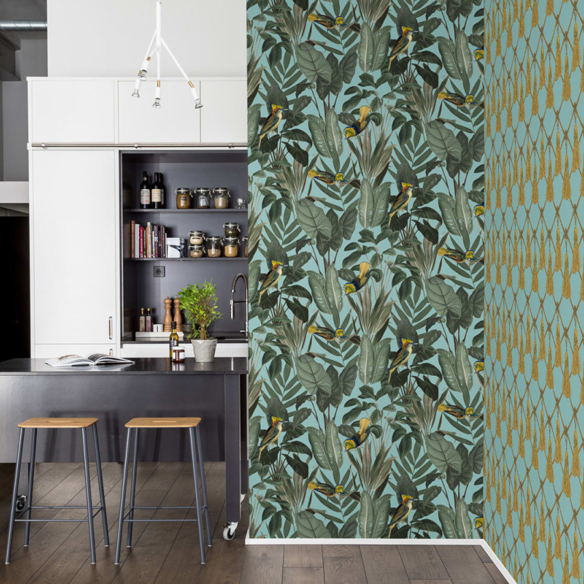 Tapetă cu design tropical cu păsări galbene pe un fundal violet, potrivit pentru un living vibrant sau o cameră de zi elegantă