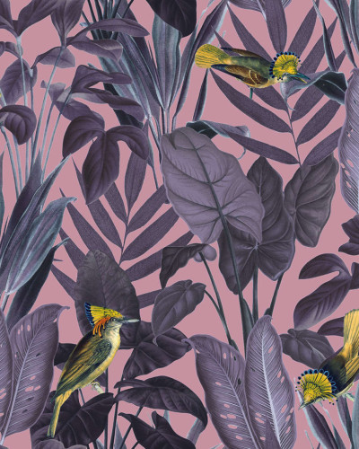 Tapetă cu design tropical cu păsări galbene pe un fundal violet, potrivit pentru un living vibrant sau o cameră de zi elegantă