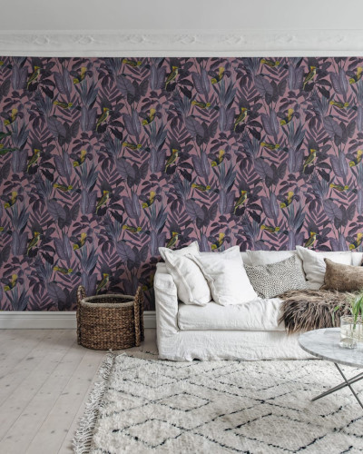 Tapetă cu design tropical cu păsări galbene pe un fundal violet, potrivit pentru un living vibrant sau o cameră de zi elegantă