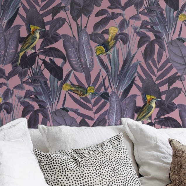 Tapetă cu design tropical cu păsări galbene pe un fundal violet, potrivit pentru un living vibrant sau o cameră de zi elegantă