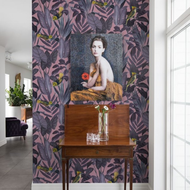 Tapetă cu design tropical cu păsări galbene pe un fundal violet, potrivit pentru un living vibrant sau o cameră de zi elegantă