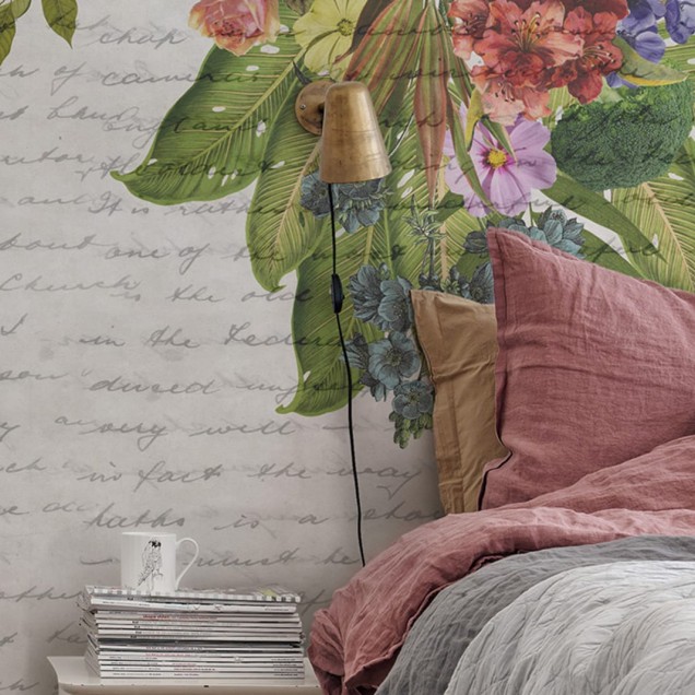 Tapet floral romantic cu design floral vibrant pe un fundal alb cu litere scrise de mână.
