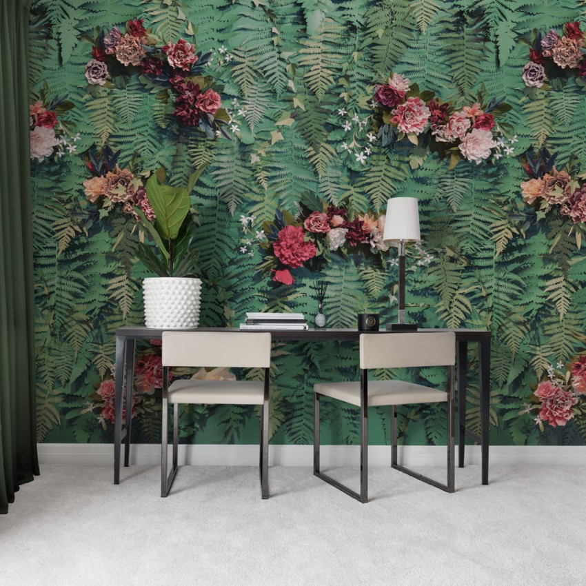 Tapet floral cu flori mari si frunze verzi luxuriante.