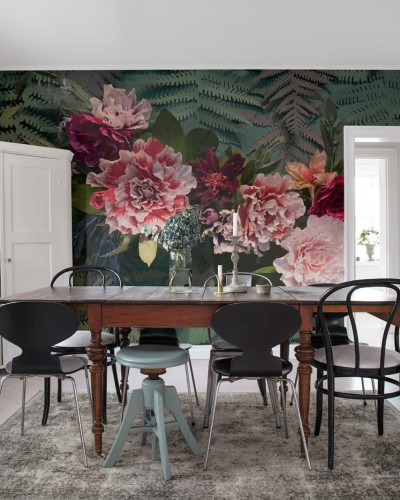 Tapet floral cu flori mari si frunze verzi luxuriante.