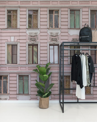 Wallpaper Pink Facade cu fațadă roz pal și ferestre clasice, design modern și elegant.