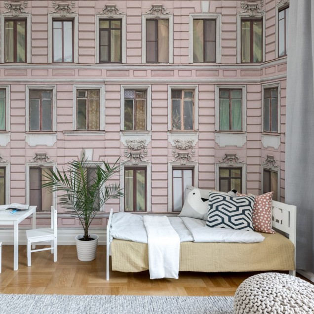 Wallpaper Pink Facade cu fațadă roz pal și ferestre clasice, design modern și elegant.