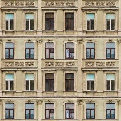 Fototapet cu o imagine a unei fațade a unei clădiri cu arhitectură clasică, cu o perspectivă unică.
