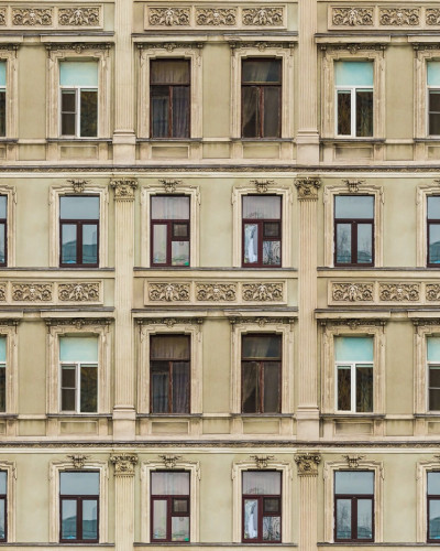 Fototapet cu o imagine a unei fațade a unei clădiri cu arhitectură clasică, cu o perspectivă unică.