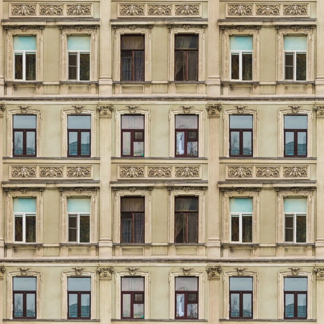 Fototapet cu o imagine a unei fațade a unei clădiri cu arhitectură clasică, cu o perspectivă unică.