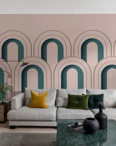 Tapet 3D Arch Deco cu design geometric, in nuante de roz, verde si auriu, decorat cu arcuri suprapuse. Tapetul este prezentat in interiorul unei camere de zi moderne.