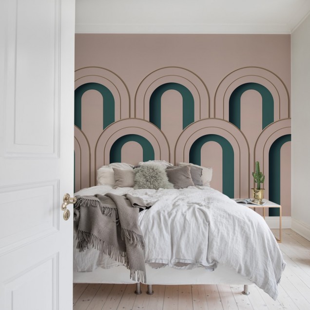 Tapet 3D Arch Deco cu design geometric, in nuante de roz, verde si auriu, decorat cu arcuri suprapuse. Tapetul este prezentat in interiorul unei camere de zi moderne.