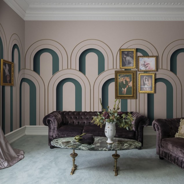 Tapet 3D Arch Deco cu design geometric, in nuante de roz, verde si auriu, decorat cu arcuri suprapuse. Tapetul este prezentat in interiorul unei camere de zi moderne.