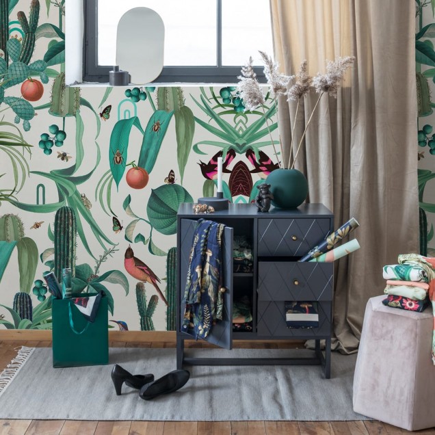 Tapet cu un design tropical cu cactuși, păsări și insecte