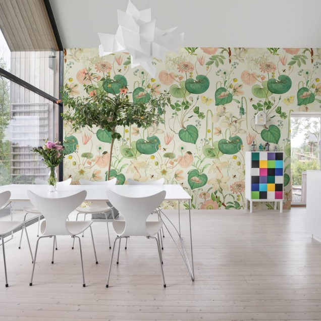 Tapet floral cu un design delicat, cu flori, frunze și insecte, potrivit pentru decorarea unui living, dormitor sau hol.