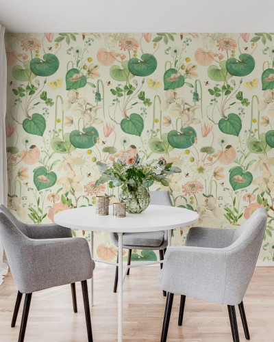 Tapet floral cu un design delicat, cu flori, frunze și insecte, potrivit pentru decorarea unui living, dormitor sau hol.