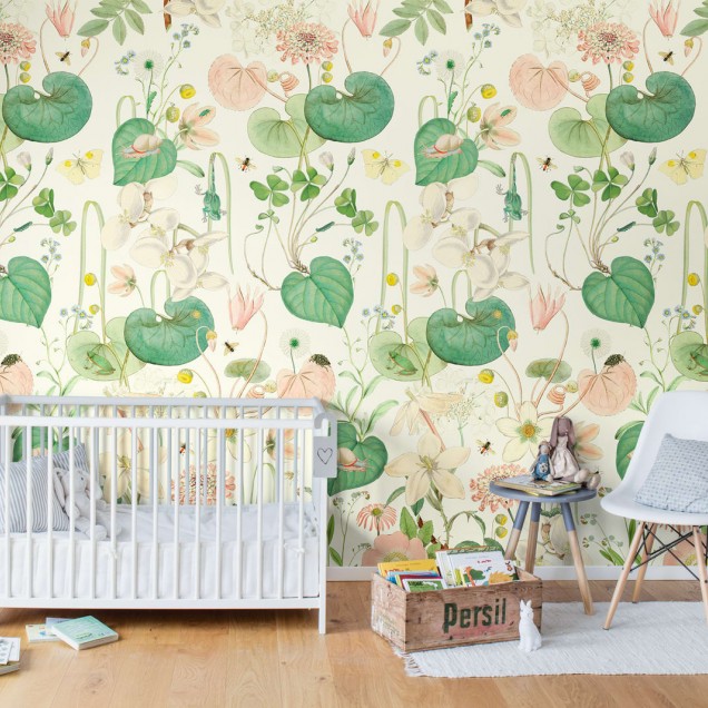 Tapet floral cu un design delicat, cu flori, frunze și insecte, potrivit pentru decorarea unui living, dormitor sau hol.