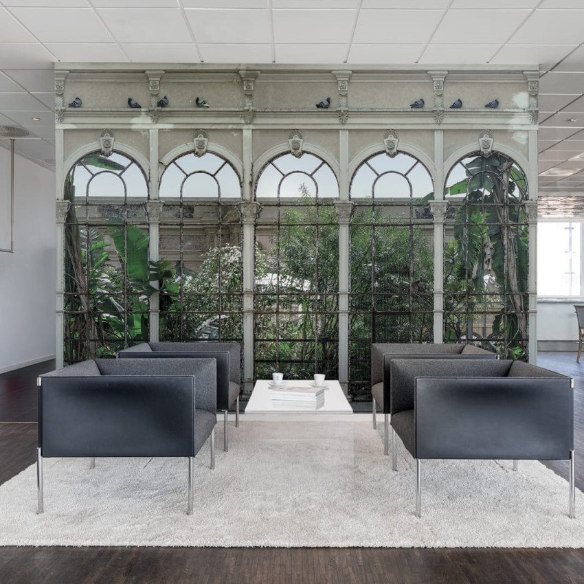 Tapet Dove Gardens, White, cu un design clasic, prezentând o grădină luxuriantă văzută prin ferestre arcuite.