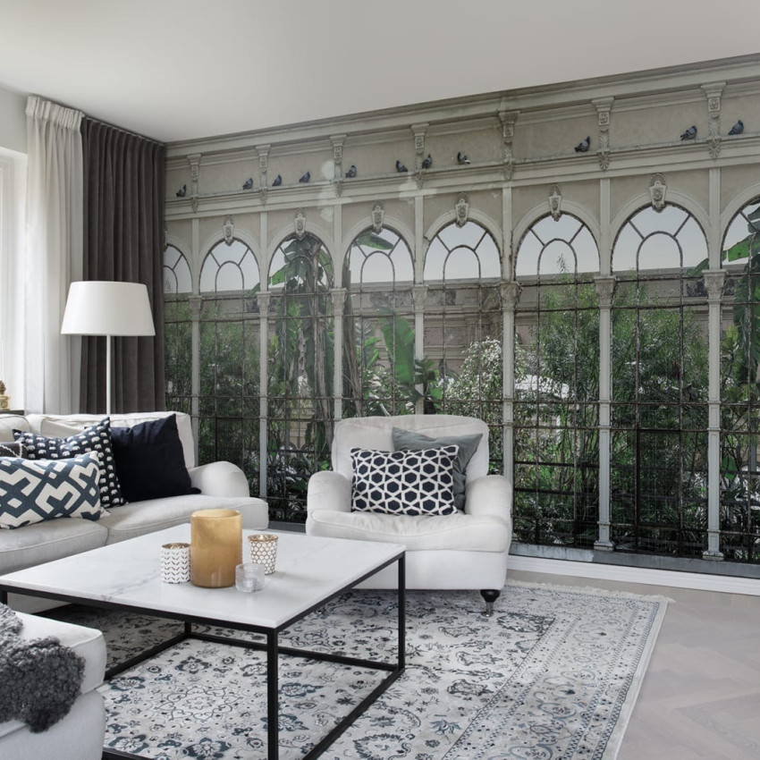 Tapet Dove Gardens, White, cu un design clasic, prezentând o grădină luxuriantă văzută prin ferestre arcuite.
