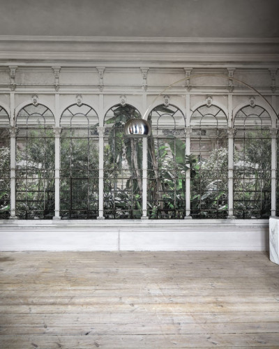Tapet Dove Gardens, White, cu un design clasic, prezentând o grădină luxuriantă văzută prin ferestre arcuite.