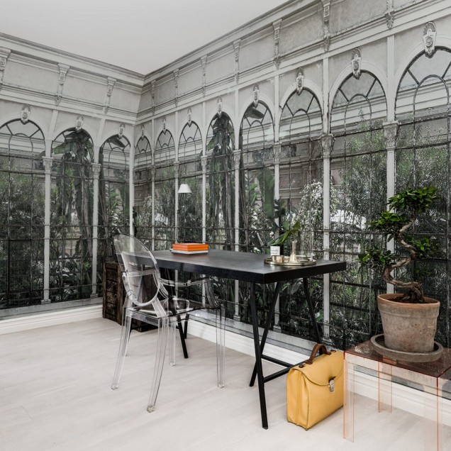 Tapet Dove Gardens, White, cu un design clasic, prezentând o grădină luxuriantă văzută prin ferestre arcuite.