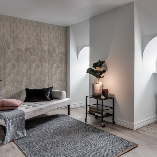 Tapet modern cu design geometric, inspirat din stilul Art Deco, cu o textura fina si o combinatie de culori neutre.