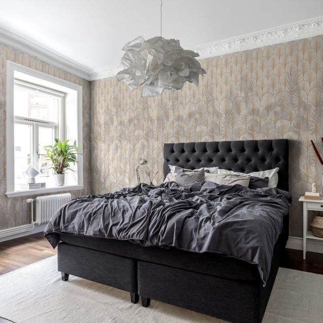 Tapet modern cu design geometric, inspirat din stilul Art Deco, cu o textura fina si o combinatie de culori neutre.