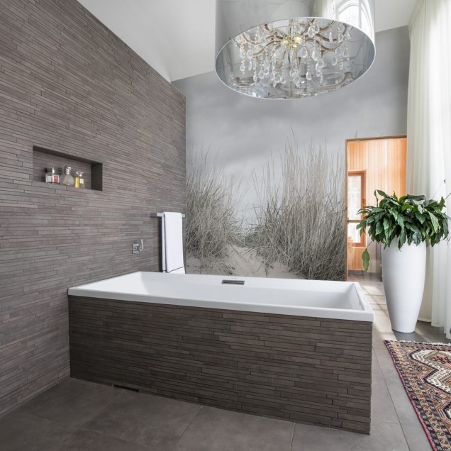 Tapet Pale Shore cu design minimalist, cu ierburi înalte și un cer gri, perfect pentru a adăuga o notă de eleganță și rafinament oricărei încăperi.