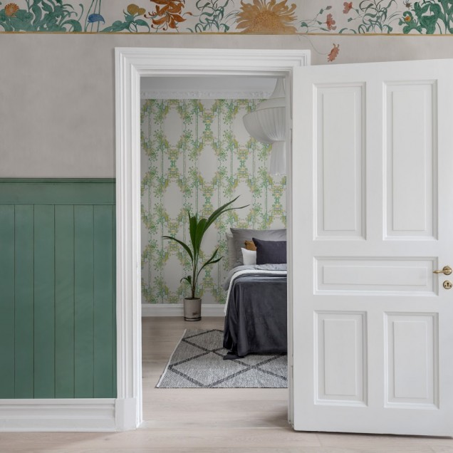 Wallpaper Suzanne - Un design elegant cu bordură florală, perfect pentru dormitoare, camere de joacă sau spații de relaxare.