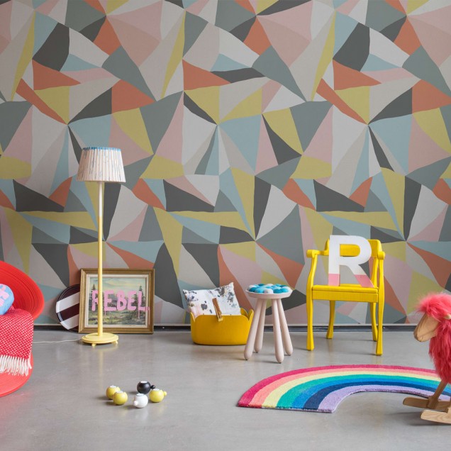 Tapet geometric retro cu forme geometrice, culori vibrante și forme unice. Tapetul poate fi aplicat în orice cameră, fie că este vorba de o cameră de zi, dormitor sau birou.