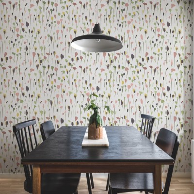 Tapet cu model floral abstract, cu aspect pictat, pe un perete dintr-o cameră cu o masă și scaune.