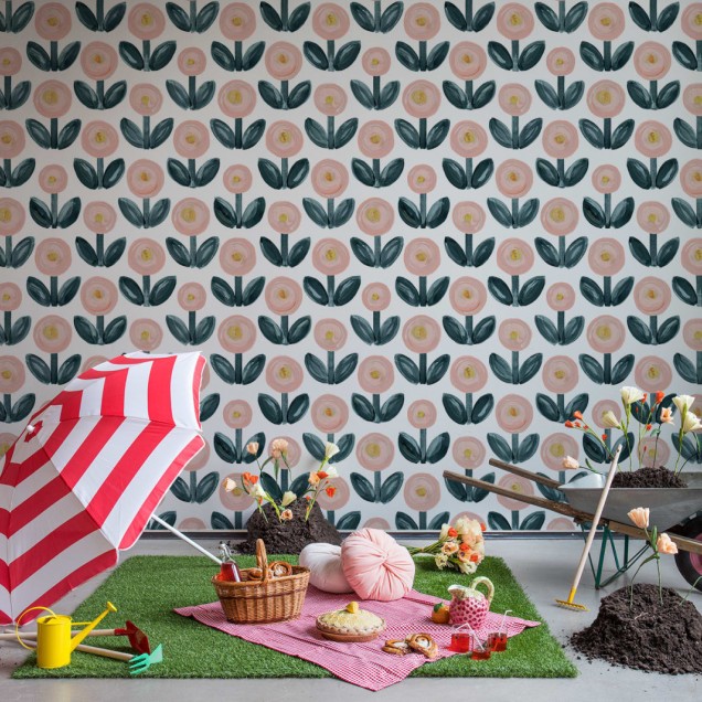 Tapet floral cu flori roz si frunze verzi, ideal pentru decorarea camerei