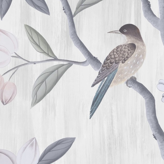 Tapet Chinoiserie Chic, Pearl Gray cu design cu ramuri de copac și păsări delicate, pe un fond gri perle.
