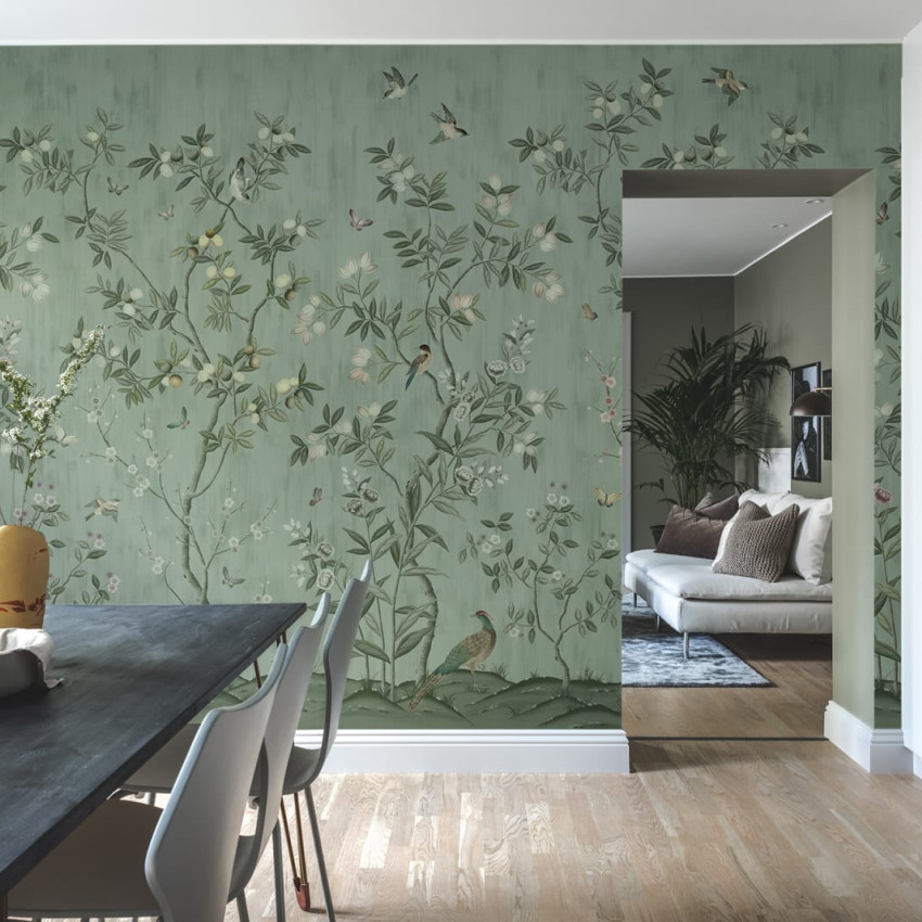 Tapet Chinoiserie Chic, Pearl Gray cu design cu ramuri de copac și păsări delicate, pe un fond gri perle.