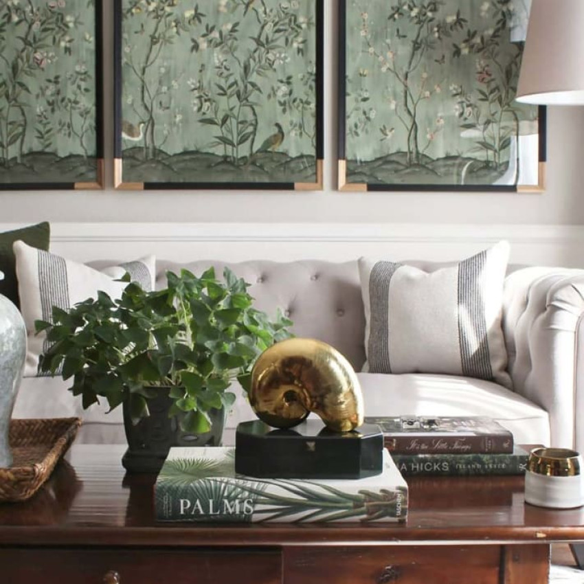 Tapet Chinoiserie Chic, Pearl Gray cu design cu ramuri de copac și păsări delicate, pe un fond gri perle.