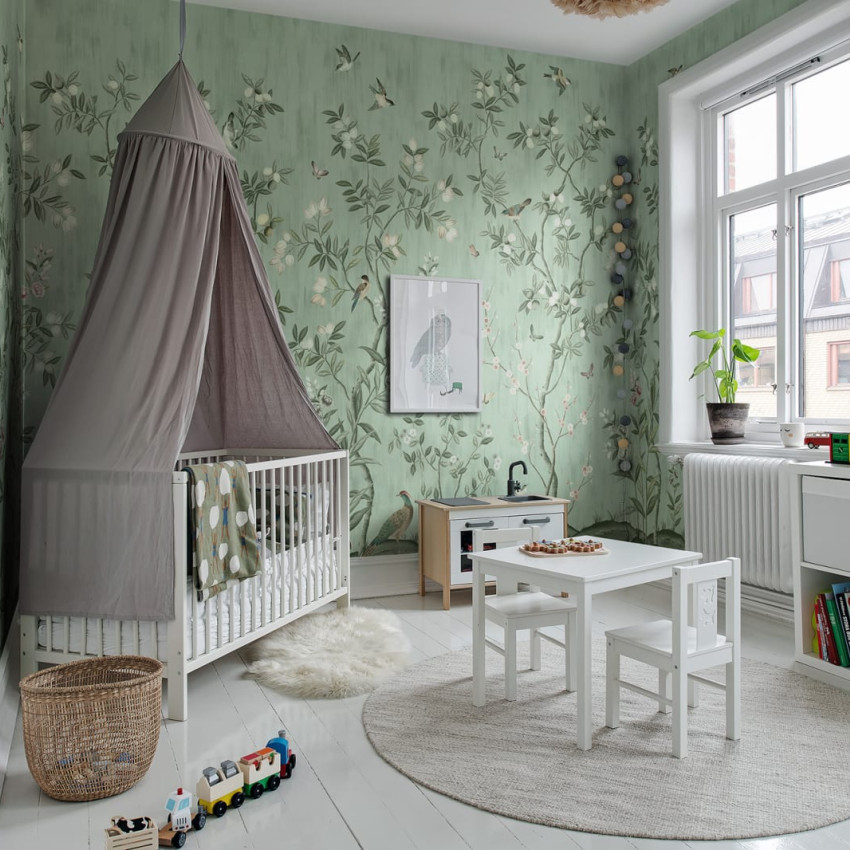 Tapet Chinoiserie Chic, Pearl Gray cu design cu ramuri de copac și păsări delicate, pe un fond gri perle.