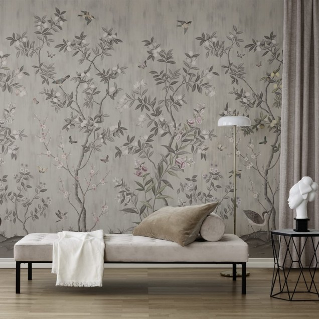 Tapet floral vintage, Chinoiserie Chic, Powder Beige, cu design floral luxuriant și delicat în nuanțe de bej, perfect pentru decorarea dormitorului.