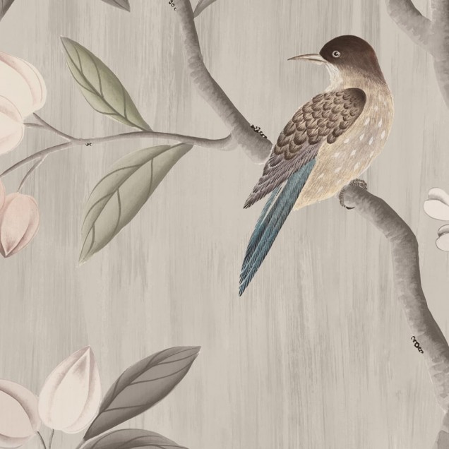 Tapet floral vintage, Chinoiserie Chic, Powder Beige, cu design floral luxuriant și delicat în nuanțe de bej, perfect pentru decorarea dormitorului.